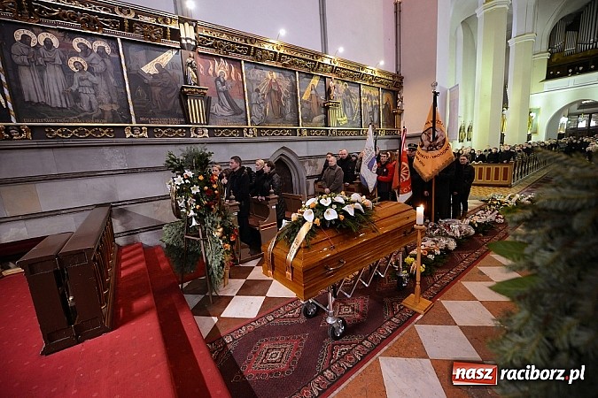 Zdjęcie w galerii na portalu naszraciborz.pl: Racibórz pożegnał śp. Michała Szepelawego, rektora Państwowej Wyższej Szkoły Zawodowej wiadomości z regionu