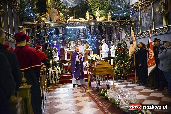 Zdjęcie w galerii na portalu naszraciborz.pl: Racibórz pożegnał śp. Michała Szepelawego, rektora Państwowej Wyższej Szkoły Zawodowej wiadomości z regionu