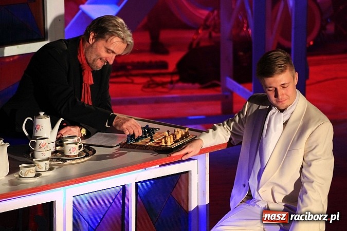 Zdjęcie w galerii na portalu naszraciborz.pl: Niech żyje bal! Wyjątkowe sylwestrowe widowisko w Raciborskim Centrum Kultury wiadomości z regionu