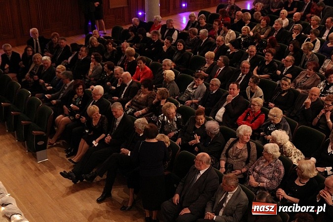 Zdjęcie w galerii na portalu naszraciborz.pl: Niech żyje bal! Wyjątkowe sylwestrowe widowisko w Raciborskim Centrum Kultury wiadomości z regionu