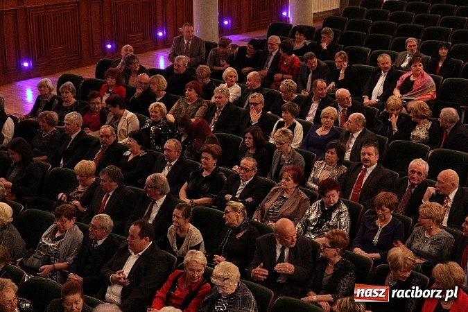 Zdjęcie w galerii na portalu naszraciborz.pl: Niech żyje bal! Wyjątkowe sylwestrowe widowisko w Raciborskim Centrum Kultury wiadomości z regionu