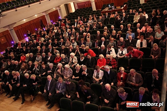 Zdjęcie w galerii na portalu naszraciborz.pl: Niech żyje bal! Wyjątkowe sylwestrowe widowisko w Raciborskim Centrum Kultury wiadomości z regionu