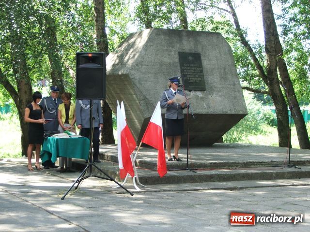 Zdjęcie w galerii na portalu naszraciborz.pl: Capstrzyk mundurowych w plenerze wiadomości z regionu
