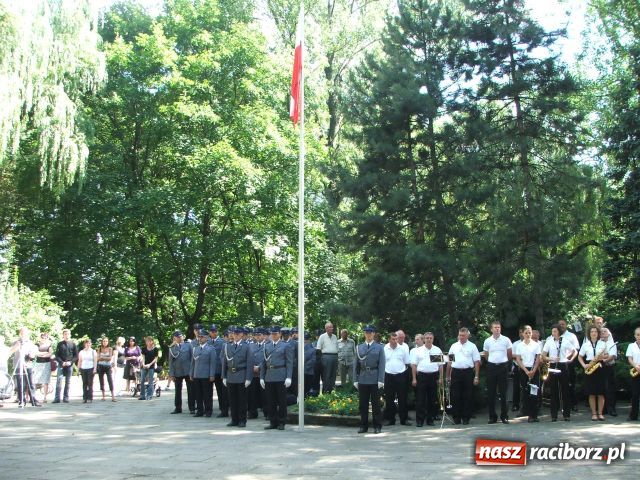 Zdjęcie w galerii na portalu naszraciborz.pl: Capstrzyk mundurowych w plenerze wiadomości z regionu