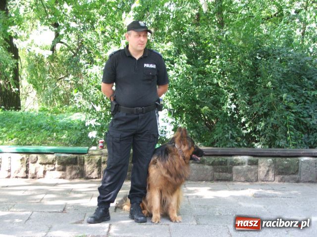 Zdjęcie w galerii na portalu naszraciborz.pl: Capstrzyk mundurowych w plenerze wiadomości z regionu