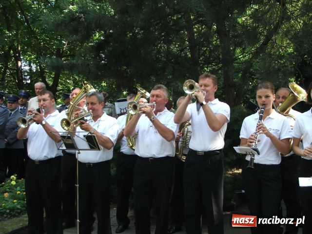Zdjęcie w galerii na portalu naszraciborz.pl: Capstrzyk mundurowych w plenerze wiadomości z regionu