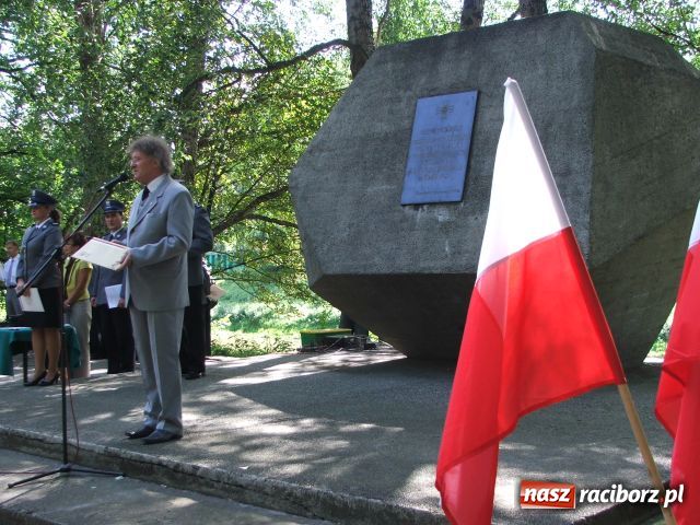 Zdjęcie w galerii na portalu naszraciborz.pl: Capstrzyk mundurowych w plenerze wiadomości z regionu