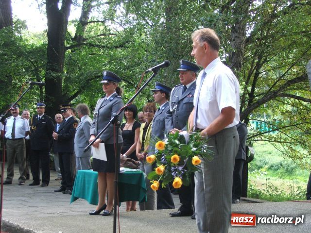 Zdjęcie w galerii na portalu naszraciborz.pl: Capstrzyk mundurowych w plenerze wiadomości z regionu
