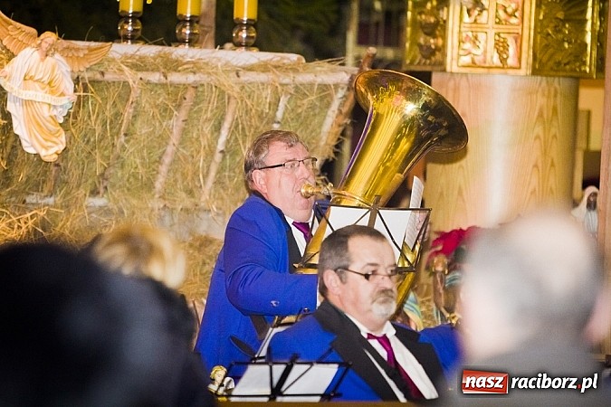 Zdjęcie w galerii na portalu naszraciborz.pl: Wspólne kolędowanie z orkiestrą Rafako wiadomości z regionu