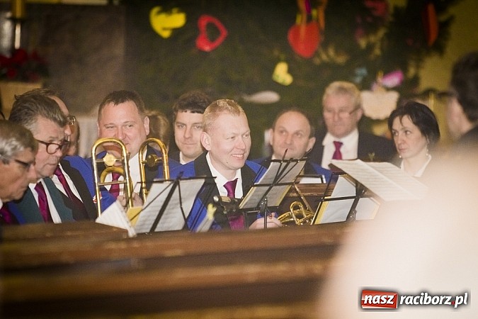 Zdjęcie w galerii na portalu naszraciborz.pl: Wspólne kolędowanie z orkiestrą Rafako wiadomości z regionu