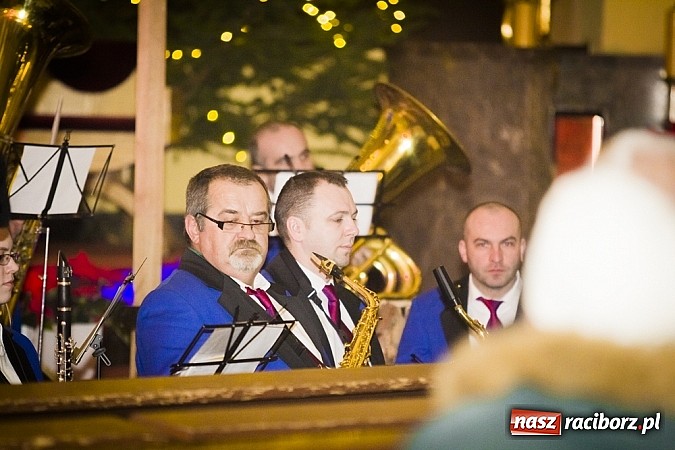 Zdjęcie w galerii na portalu naszraciborz.pl: Wspólne kolędowanie z orkiestrą Rafako wiadomości z regionu