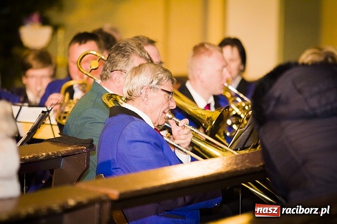 Zdjęcie w galerii na portalu naszraciborz.pl: Wspólne kolędowanie z orkiestrą Rafako wiadomości z regionu