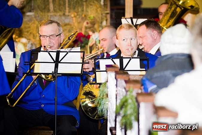 Zdjęcie w galerii na portalu naszraciborz.pl: Wspólne kolędowanie z orkiestrą Rafako wiadomości z regionu