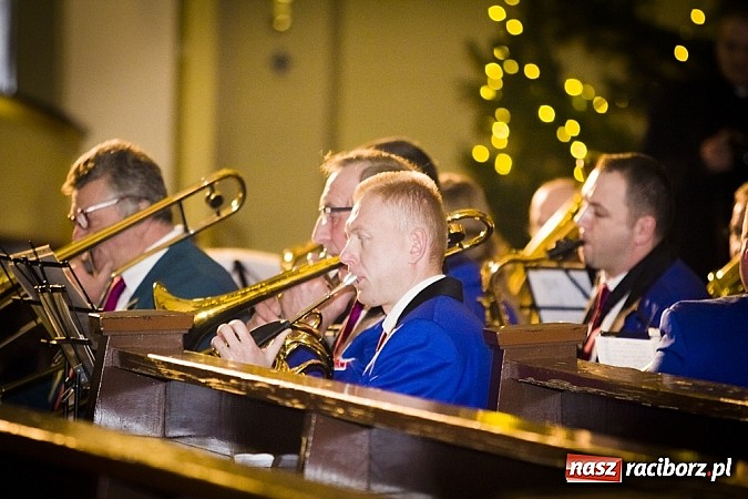 Zdjęcie w galerii na portalu naszraciborz.pl: Wspólne kolędowanie z orkiestrą Rafako wiadomości z regionu