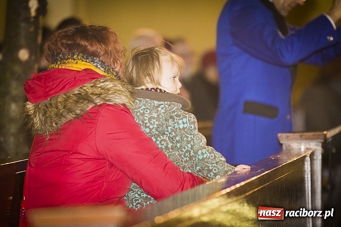 Zdjęcie w galerii na portalu naszraciborz.pl: Wspólne kolędowanie z orkiestrą Rafako wiadomości z regionu