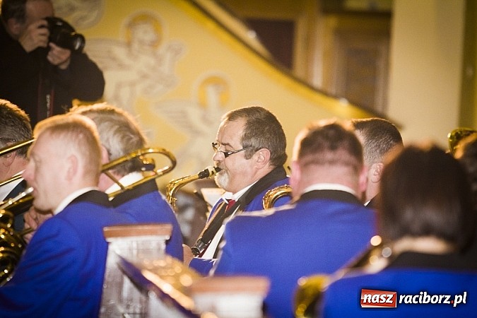 Zdjęcie w galerii na portalu naszraciborz.pl: Wspólne kolędowanie z orkiestrą Rafako wiadomości z regionu