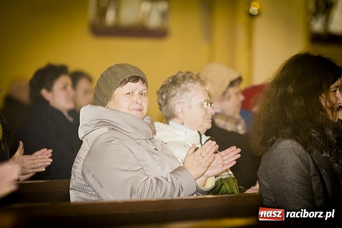 Zdjęcie w galerii na portalu naszraciborz.pl: Wspólne kolędowanie z orkiestrą Rafako wiadomości z regionu