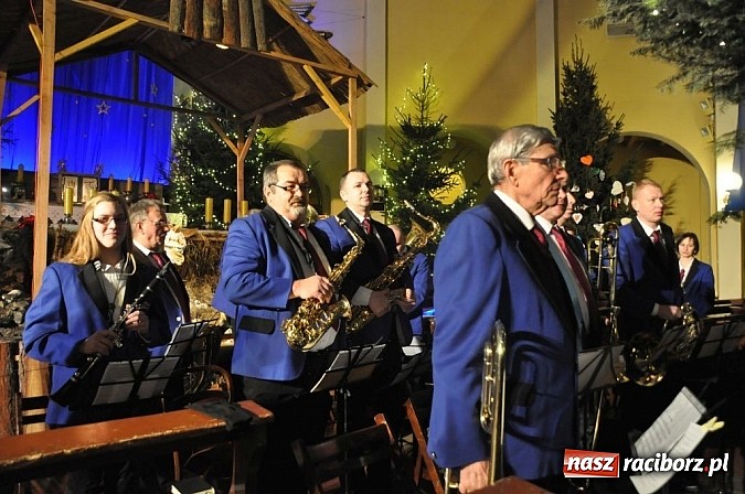 Zdjęcie w galerii na portalu naszraciborz.pl: Wspólne kolędowanie z orkiestrą Rafako wiadomości z regionu