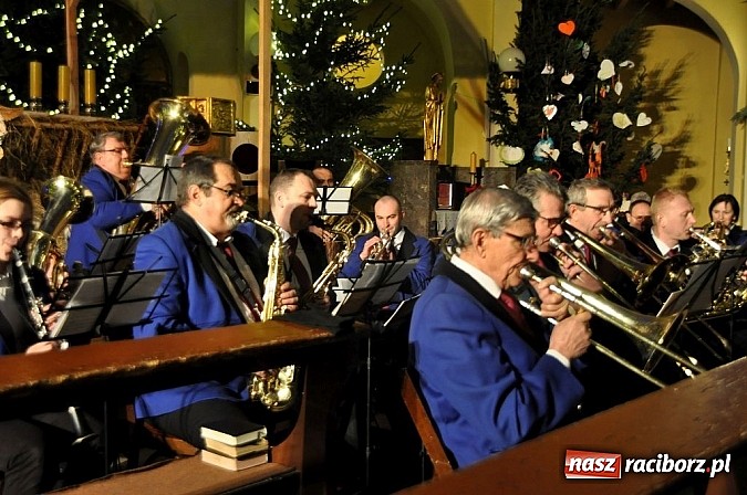 Zdjęcie w galerii na portalu naszraciborz.pl: Wspólne kolędowanie z orkiestrą Rafako wiadomości z regionu