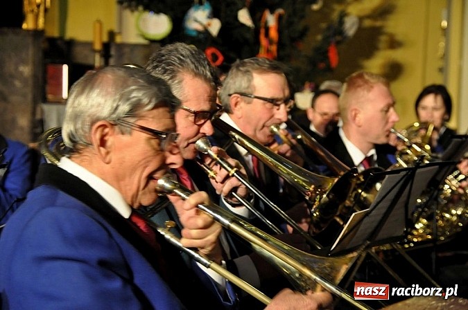Zdjęcie w galerii na portalu naszraciborz.pl: Wspólne kolędowanie z orkiestrą Rafako wiadomości z regionu