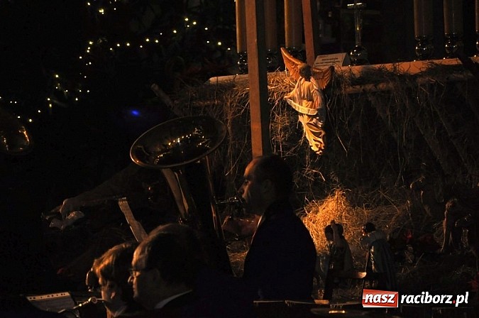 Zdjęcie w galerii na portalu naszraciborz.pl: Wspólne kolędowanie z orkiestrą Rafako wiadomości z regionu