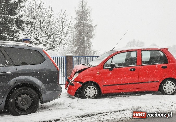 Zdjęcie w galerii na portalu naszraciborz.pl: Służby ratunkowe mają pełne ręce roboty. Pożar oraz kolizje na śliskich jezdniach wiadomości z regionu