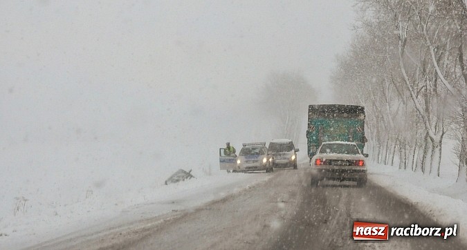 Zdjęcie w galerii na portalu naszraciborz.pl: Służby ratunkowe mają pełne ręce roboty. Pożar oraz kolizje na śliskich jezdniach wiadomości z regionu