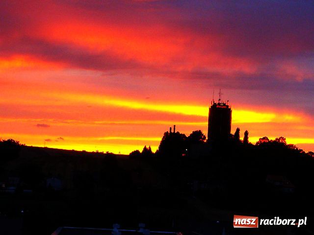 Zdjęcie w galerii na portalu naszraciborz.pl: Zachód słońca nad Mieszkiem wiadomości z regionu