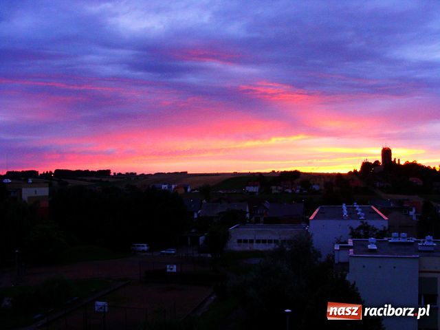 Zdjęcie w galerii na portalu naszraciborz.pl: Zachód słońca nad Mieszkiem wiadomości z regionu