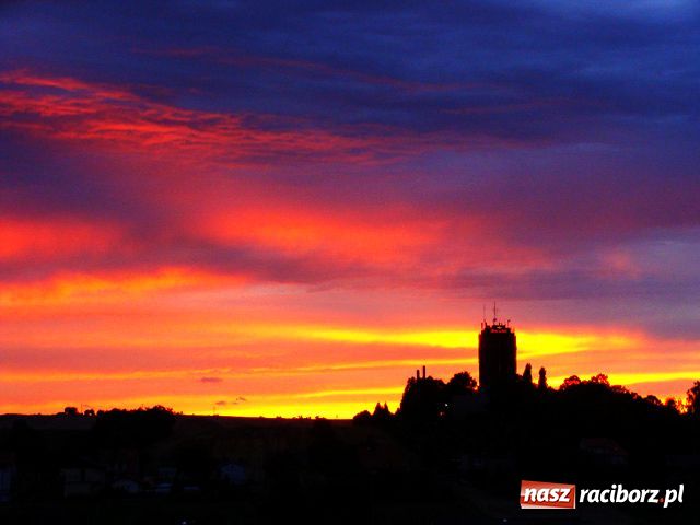 Zdjęcie w galerii na portalu naszraciborz.pl: Zachód słońca nad Mieszkiem wiadomości z regionu