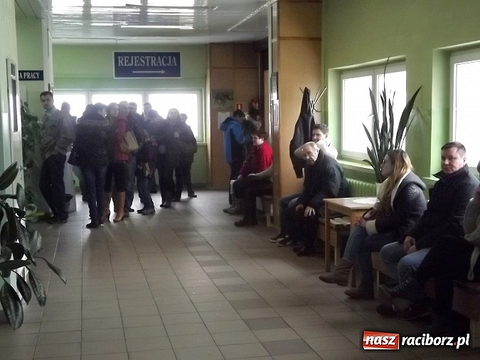 Zdjęcie w galerii na portalu naszraciborz.pl: W otwartych przychodniach coraz większe kolejki. Część pacjentów jednak wstrzymuje się z wizytą i czeka na swojego lekarza rodzinnego? wiadomości z regionu