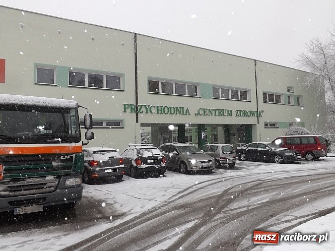 Zdjęcie w galerii na portalu naszraciborz.pl: W otwartych przychodniach coraz większe kolejki. Część pacjentów jednak wstrzymuje się z wizytą i czeka na swojego lekarza rodzinnego? wiadomości z regionu