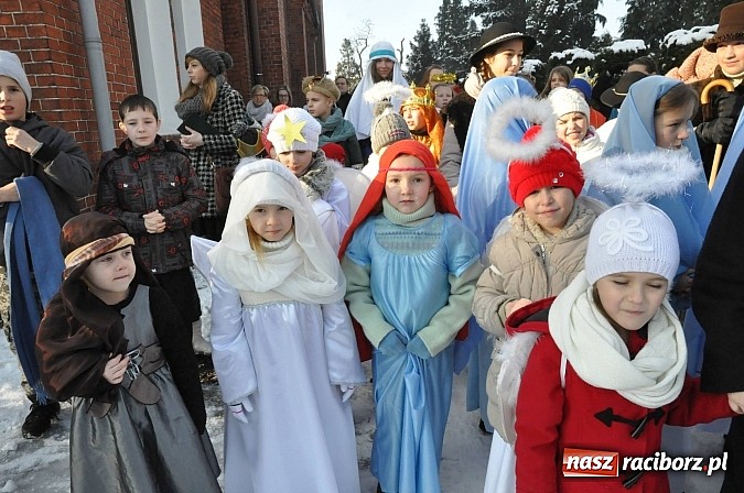 Zdjęcie w galerii na portalu naszraciborz.pl: Trzej Królowie i pastuszkowie w Brzeziu przy stajence wiadomości z regionu