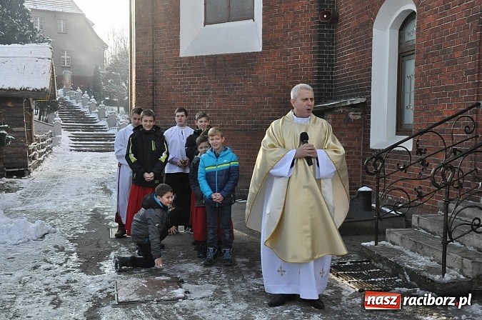 Zdjęcie w galerii na portalu naszraciborz.pl: Trzej Królowie i pastuszkowie w Brzeziu przy stajence wiadomości z regionu