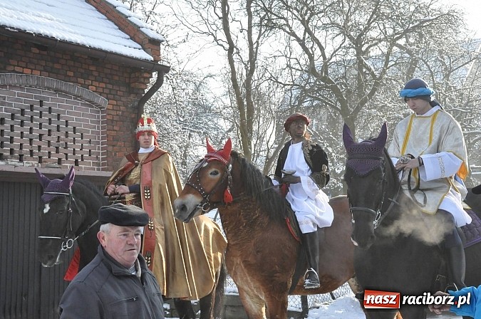 Zdjęcie w galerii na portalu naszraciborz.pl: Trzej Królowie i pastuszkowie w Brzeziu przy stajence wiadomości z regionu