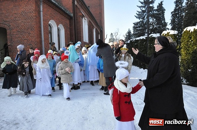 Zdjęcie w galerii na portalu naszraciborz.pl: Trzej Królowie i pastuszkowie w Brzeziu przy stajence wiadomości z regionu