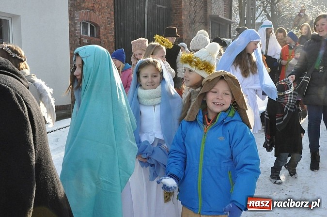 Zdjęcie w galerii na portalu naszraciborz.pl: Trzej Królowie i pastuszkowie w Brzeziu przy stajence wiadomości z regionu