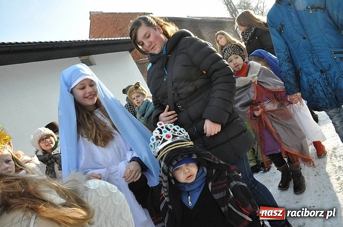 Zdjęcie w galerii na portalu naszraciborz.pl: Trzej Królowie i pastuszkowie w Brzeziu przy stajence wiadomości z regionu