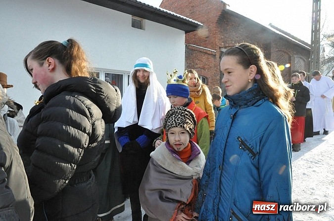 Zdjęcie w galerii na portalu naszraciborz.pl: Trzej Królowie i pastuszkowie w Brzeziu przy stajence wiadomości z regionu