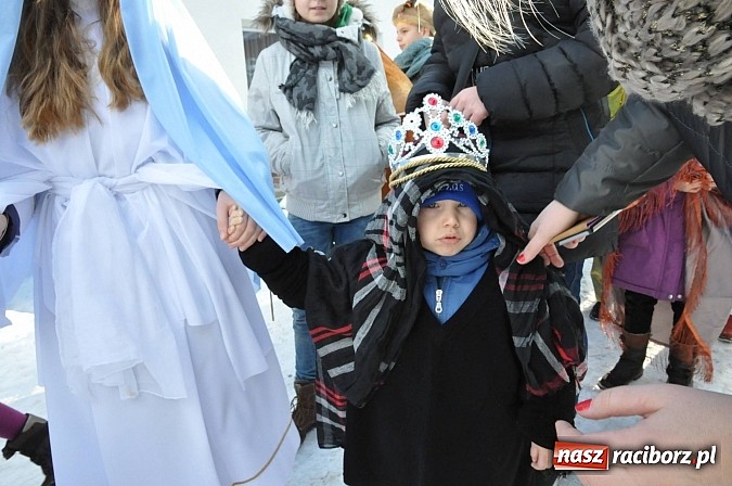 Zdjęcie w galerii na portalu naszraciborz.pl: Trzej Królowie i pastuszkowie w Brzeziu przy stajence wiadomości z regionu