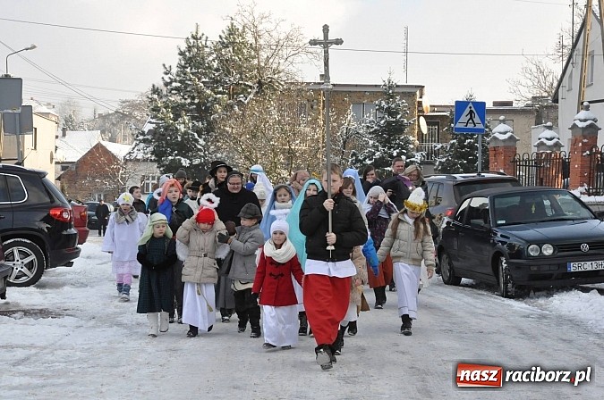 Zdjęcie w galerii na portalu naszraciborz.pl: Trzej Królowie i pastuszkowie w Brzeziu przy stajence wiadomości z regionu