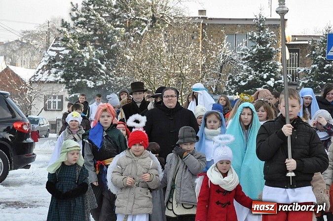 Zdjęcie w galerii na portalu naszraciborz.pl: Trzej Królowie i pastuszkowie w Brzeziu przy stajence wiadomości z regionu