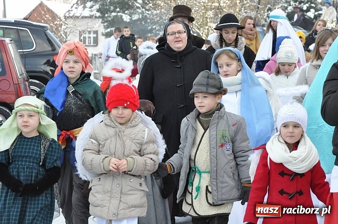 Zdjęcie w galerii na portalu naszraciborz.pl: Trzej Królowie i pastuszkowie w Brzeziu przy stajence wiadomości z regionu