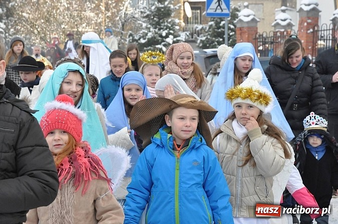 Zdjęcie w galerii na portalu naszraciborz.pl: Trzej Królowie i pastuszkowie w Brzeziu przy stajence wiadomości z regionu