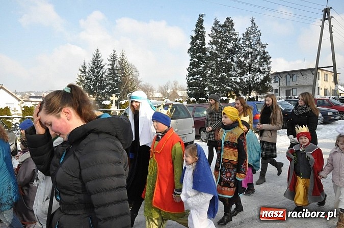 Zdjęcie w galerii na portalu naszraciborz.pl: Trzej Królowie i pastuszkowie w Brzeziu przy stajence wiadomości z regionu