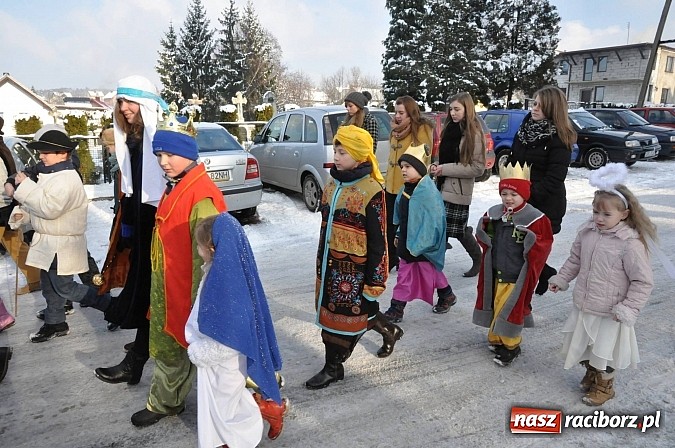 Zdjęcie w galerii na portalu naszraciborz.pl: Trzej Królowie i pastuszkowie w Brzeziu przy stajence wiadomości z regionu