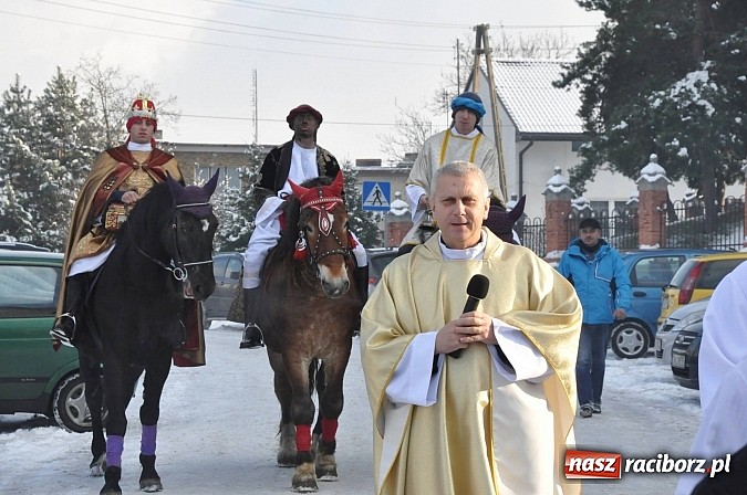 Zdjęcie w galerii na portalu naszraciborz.pl: Trzej Królowie i pastuszkowie w Brzeziu przy stajence wiadomości z regionu