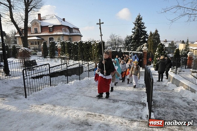 Zdjęcie w galerii na portalu naszraciborz.pl: Trzej Królowie i pastuszkowie w Brzeziu przy stajence wiadomości z regionu