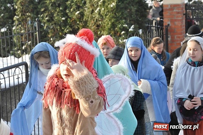 Zdjęcie w galerii na portalu naszraciborz.pl: Trzej Królowie i pastuszkowie w Brzeziu przy stajence wiadomości z regionu