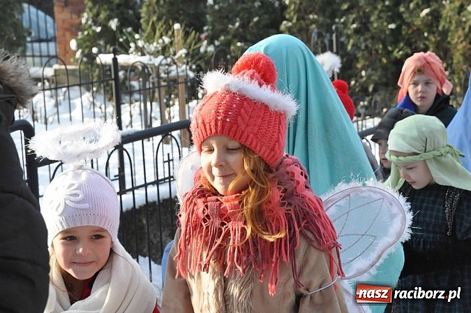 Zdjęcie w galerii na portalu naszraciborz.pl: Trzej Królowie i pastuszkowie w Brzeziu przy stajence wiadomości z regionu